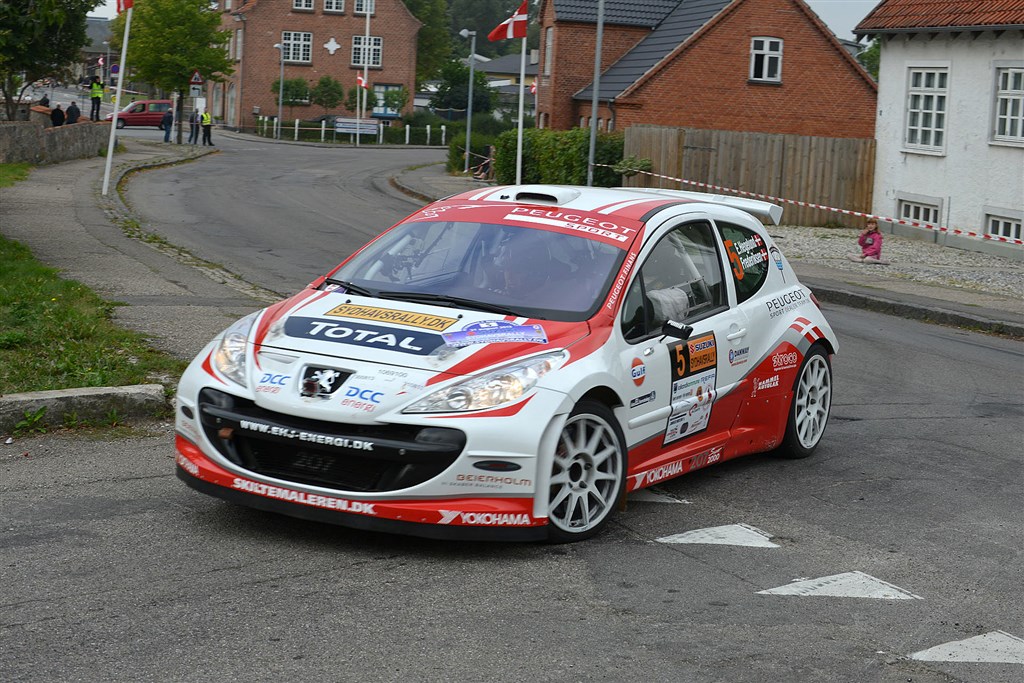 Esben Hegelund, Hadsten, på hastighedsprøven i Horslunde by i 2013. Denne gang kører han i Skoda Fabia R5 og fører i det 4-hjulstrukne klassement.